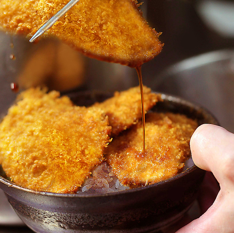 創業より継ぎ足しで守られてきた秘伝のタレに揚げたてのかつを潜らせたシンプルな丼。