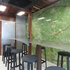 【1階席】お1人でのご利用や友人とのランチなど、少人数でのご利用にもピッタリなテーブル席。イスやテーブルはもちろん、壁もオシャレな店内は派手過ぎず居心地も良し◎落ち着いた雰囲気の中で、ゆったりと手作りの点心をご堪能いただけます！