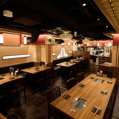 焼き台はテーブルに埋め込み式で吸気もばっちり!!煙たくなることなくお食事ができます♪【浅草 焼肉 黒毛和牛 A5ランク 松阪牛 一頭買い 食べ比べ 個室 完全個室 コスパ 宴会 女子会 接待 歓送迎会 誕生日 記念日】