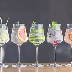 季節ごとのフルーツや風味を活かした創作カクテルが自慢