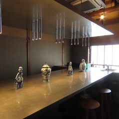 【2階席】落ち着いた色合いでまとめられた2階のテーブル席。木の温もりも感じられる店内で、じっくりと料理をご堪能いただけます。少人数はもちろん、最大8名様でのご利用も可能。大人の雰囲気漂うお席だから、デートや記念日でのご利用など、特別な日のお食事にもオススメです◎