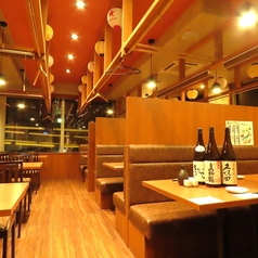 【貸切20名~可能】最大50名収容!会社全体の飲み会やイベント打ち上げ、オフ会などの大宴会にぴったりの2Fフロアをまるごと貸切できる安心空間!20名様~最大50名様まで対応可能で、他のグループを気にせず楽しめます。歓送迎会や忘年会、新年会にも!幹事特典も利用OKで、みんなに喜ばれる“大成功の貸切宴会”を。