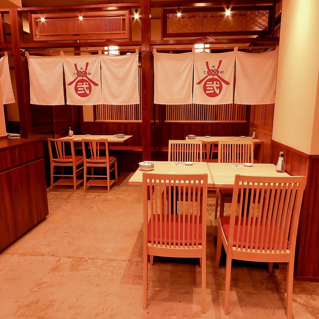 広々とした店内はお席同士の間隔も広めで安心◎シーンに合わせてお席ご案内いたします！