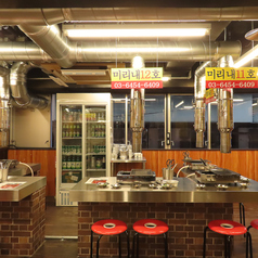 【テーブル席】ハングル文字が躍る店内。釜山のホルモン焼き通りを丸ごと体験ください。