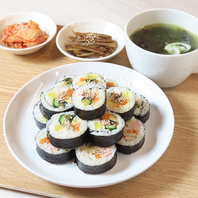 彩り鮮やかな具材を香ばしい海苔でご飯で包んだキンパ