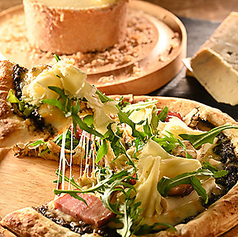 キノコのペーストとルーコラのピザ　トリュフ風味