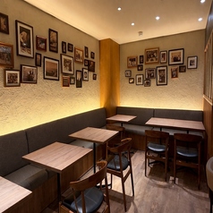 4名様でご利用いただけるテーブル席をご用意しております！背もたれのある席とソファーの席となっております。お子様のいらっしゃるご家族や気の知れたご友人での飲み会など様々なシーンで是非ご利用ください！