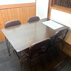 少人数の飲み会やご家族での夕食に便利な4名掛けのテーブル席です。程よいプライベート感があり、親しい友人との会話も弾みます。落ち着いた雰囲気の中で、こだわりの自家製料理をじっくりと味わいたいシーンにおすすめです。清潔感のあるテーブルで、心地よいひと時をお過ごしください。