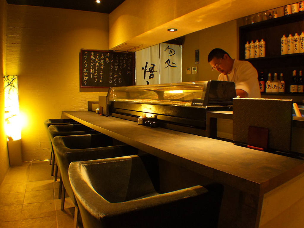 大人の上質な時間を演出…カウンター席でのお食事は、料理人が腕を振るう職人の技も堪能できます。