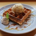 料理メニュー写真 【季節限定】渋皮栗アイスクリームとマロンホイップのワッフル