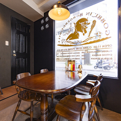 当店は最大収容12名のスペースをご用意しております。友人やご家族と一緒に、ワイワイと楽しいひとときをお過ごしいただけるゆったりとした環境です。大人数での集まりやパーティー、特別なイベントなどに最適で、賑やかな雰囲気の中でお食事を楽しむことができます。