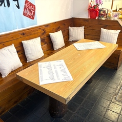 少し多めのグループでも一つのテーブルを囲める、8名掛けのお席です。会社仲間との中規模な飲み会や地域の集まりなどにぴったり。皆の顔が見える配置なので、お酒や料理をシェアしながら、賑やかで楽しい時間を共有することができます。