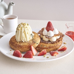 “朝摘み完熟紅ほっぺ”いちごの2種パンケーキ いちごソース