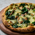 料理メニュー写真&nbsp;大和寒熟ほうれん草と奈良原木しいたけのピザ