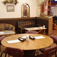 広々とした店内と円卓でおしゃべりが弾むこと間違いなし