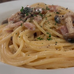 きのことベーコンのクリームパスタ