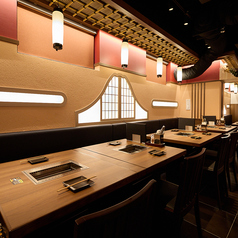 浅草寺と雷門を繋ぐ仲見世に交差した”新仲見世”にある「俺の焼肉 浅草」は老舗旅館をイメージした店内で雰囲気抜群!!【浅草 焼肉 黒毛和牛 A5ランク 松阪牛 一頭買い 食べ比べ 個室 完全個室 コスパ 宴会 女子会 接待 歓送迎会 誕生日 記念日】