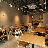 店内はバリアフリーに対応しており、車椅子での入店やベビーカーでの入店も可能です。すべてのお客様に快適にお過ごしいただけるよう、広々としたスペースを確保しています。どなたでも安心してご利用いただける環境を整えておりますので、ぜひお気軽にお越しください。