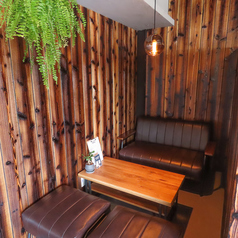 雰囲気◎隠れ家的空間でゆったりお寛ぎいただけるソファー席