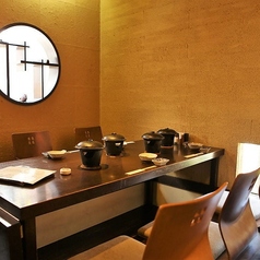 ご接待やご結納、お顔合わせといった人生の節目を彩る大切なお食事には、こちらのお席をご利用ください。最大6名様までお迎えできる完全個室は、高級感漂う純和風の設えでありながら、どこか懐かしく肩肘を張らずに過ごせる安らぎの空間です。熟練の職人が手掛ける瀬戸内の豊かな恵みを、心ゆくまでお愉しみいただけます。