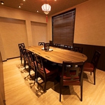 円卓の完全個室席など、雰囲気から本格中華料理屋を感じられる店内。MAX20名収容可能な個室席