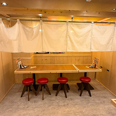 【2階席/テーブル】壁で仕切られた半個室風のテーブル席もご用意！ほどよいプライベート感で人気ののお席です♪