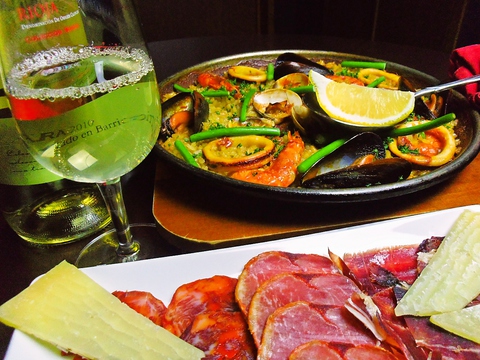 本格スペイン料理＆豊富なワインを、居酒屋スタイルで気楽に楽しむ！