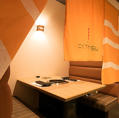 【暖簾席】 隣のお席にも壁があり、他のお客様と対面するお席はありません。