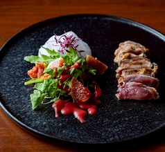 親鶏もも肉のたたきのサラダ