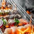 【炭火焼BBQ専用グリル】本格的な炭火の火力でお肉をジューシーに焼き上げる専用グリルを完備！遠赤外線効果で、お肉の旨味をギュッと閉じ込めます◎手ぶらで本格的なBBQ体験が楽しめる、当店自慢のメイン設備となっております♪