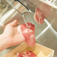 一枚一枚丁寧にカットし、鮮度の良いお肉を提供