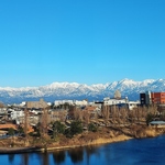 大きな窓からは立山連峰や富山富岩環水公園が一望できます。お料理と共に眺望もお楽しみください