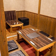 当店は個室席をご利用しております。2名様からご予約可能です。少人数でのご宴会や飲み会、ご家族でのお食事などにもご対応可能です。