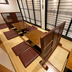 【2～4名様向け】ゆっくりとお過ごしいただける掘りごたつになっています。名物「正直塩つくね」「無敵ハツユッケ」や、鶏料理を多数ご用意しております。