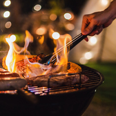 夜景テラスで「和牛×海鮮」の手ぶらBBQを満喫！炭火で焼く本格厳選肉と新鮮魚介を、ビアバー飲み放題と共にお楽しみください。ゆったり3時間プランは女子会・宴会・デートに最適。10名以上の女子会で幹事無料も！最大200席の開放的空間で、コスパ最強の非日常体験と贅沢な肉＆海鮮料理をリーズナブルに堪能できます