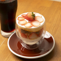 料理メニュー写真&nbsp;国産いちごと自家製生チョコミニパフェ