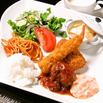 ピザやパスタの他、旬の食材を活かした季節限定のメニューなど種類豊富なメニューでお腹を満たします