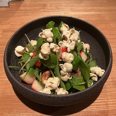 季節の果物と生ハムのサラダ