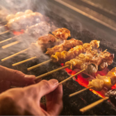 当店fでは、炭火で焼きあげた焼き鳥、串焼きを堪能していただけます♪お好きなネタや、当店オススメの串をどうぞ！！