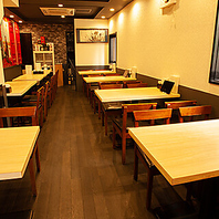 点心の調理風景も楽しめる店内は、3フロアの広々空間