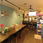 【ビーチスタイルな店内】水色と木の温もりを感じる空間で、素敵なカフェタイムをお過ごしください♪