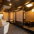 木の温もりを感じる店内には足をのばしてゆったりできる“掘りごたつ席”や、おひとり様でも気兼ねなく過ごせる“カウンター席”を完備しております。