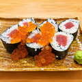 料理メニュー写真&nbsp;熾し美巻（本鮪鉄火巻　いくらがけ）