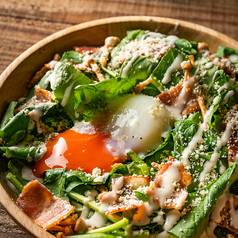 ほうれん草とベーコンのシーザーサラダ