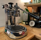 ハンドプレスのエスプレッソコーヒーマシーン「ラ・パボーニ」。エスプレッソの注文が入ることがほとんどないため稼働に少々時間を頂戴いたしますがハンドプレスのエスプレッソを飲んでみたい方はぜひご注文ください