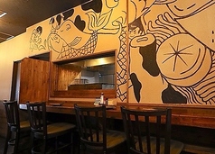 広々としたカウンター席は、目の前で調理される様子を楽しみながら、職人の技を間近で感じることができます。シンプルで落ち着いた雰囲気の中で、お一人様でのご利用や、友人、恋人とご一緒にリラックスして食事を楽しめる空間が広がっています。