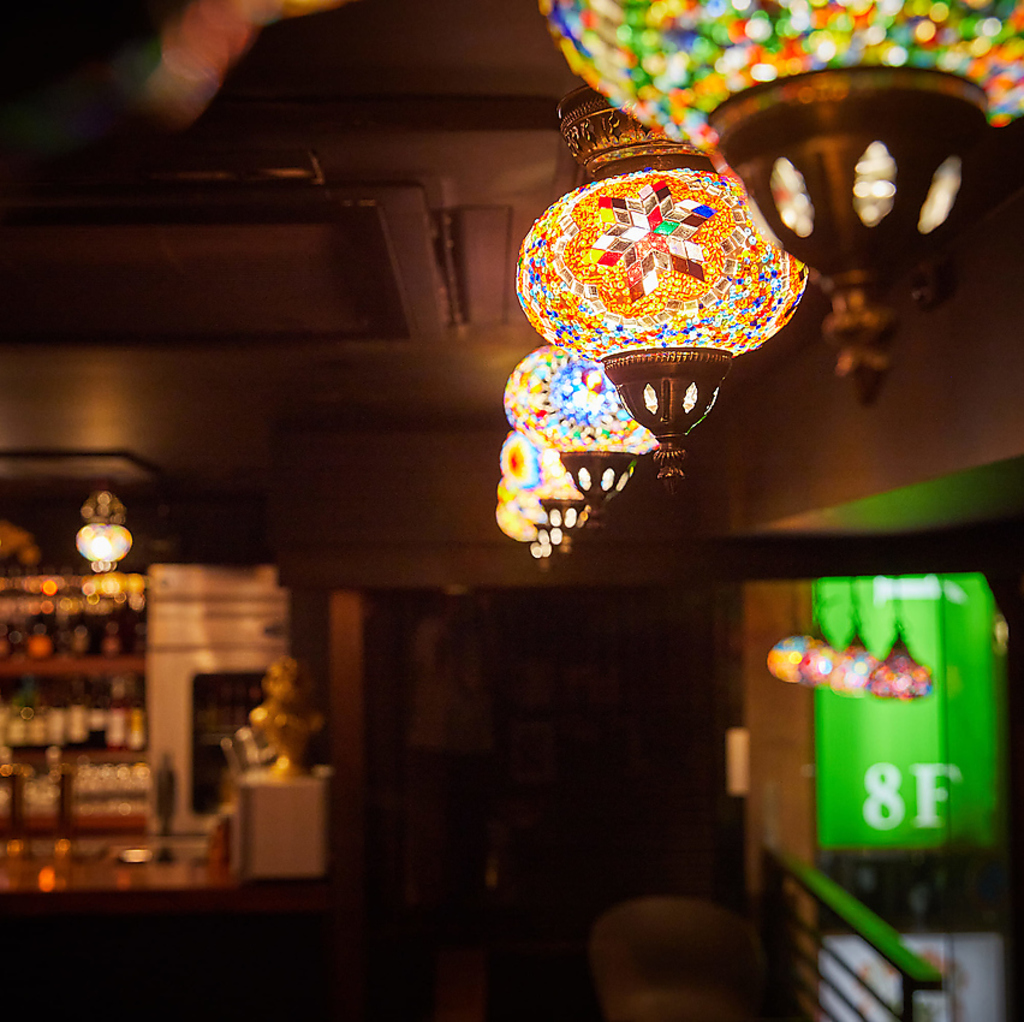 昼はカレー、夜は炭火焼きタンドールとピザと創作。昼夜で表情が変わる二毛作スタイルのビストロ酒場