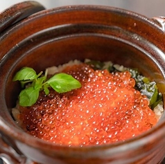 【イクラの粒が埋め尽くされた贅沢すぎる釜飯の王様】イクラどっさり鮭のハラコ釜めし／2178円(税込)の写真