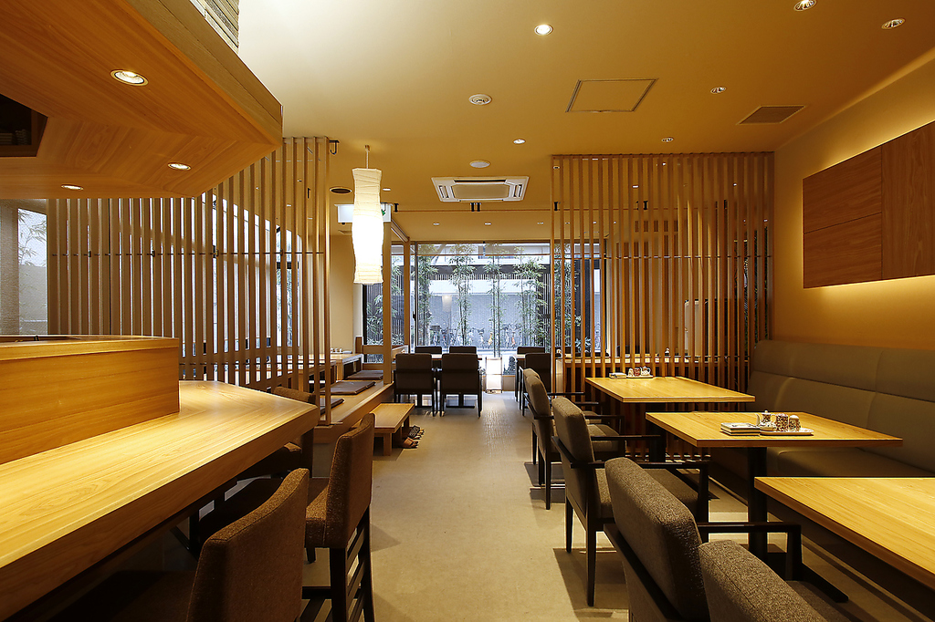 木目の温かな雰囲気が広がる癒やしの和空間。人数や利用シーンに合わせて様々なお席をご用意