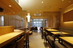 木目の温かな雰囲気が広がる癒やしの和空間。人数や利用シーンに合わせて様々なお席をご用意
